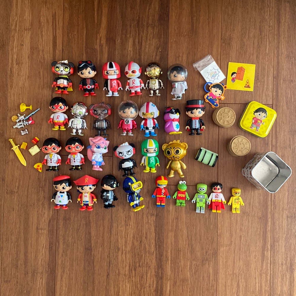 Ryan’s Toy World Lot of Figures and other Accessories